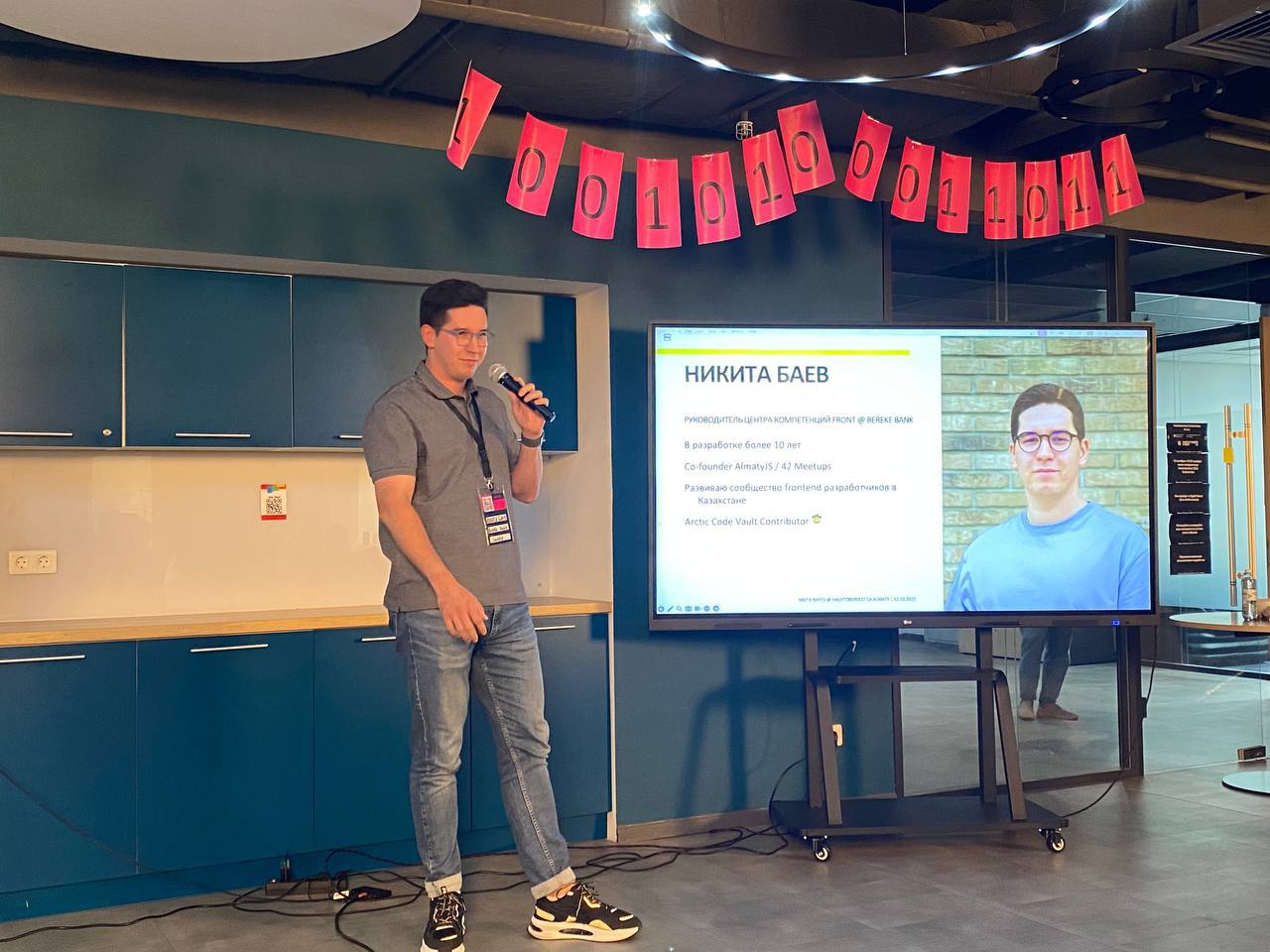 Никита Баев на сцене HacktoberFest